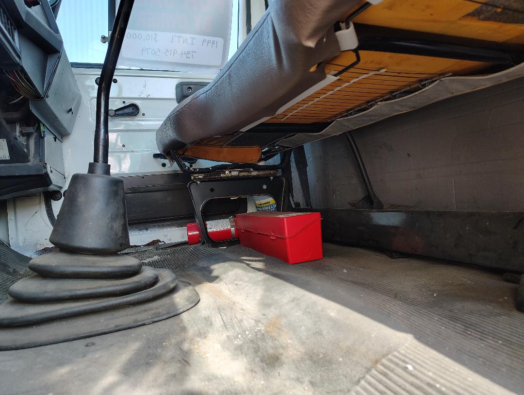 1999 INTERNATIONAL 4700 Low Profile T444E - Image 40